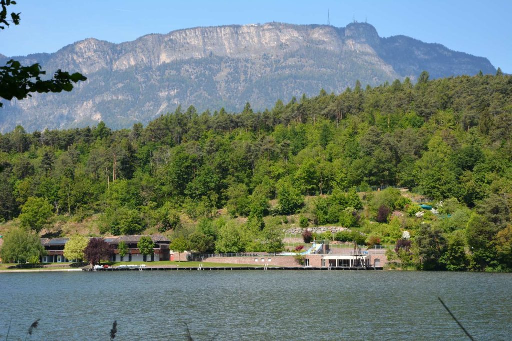 Das Schwimmbad am Montiggler See in Eppan