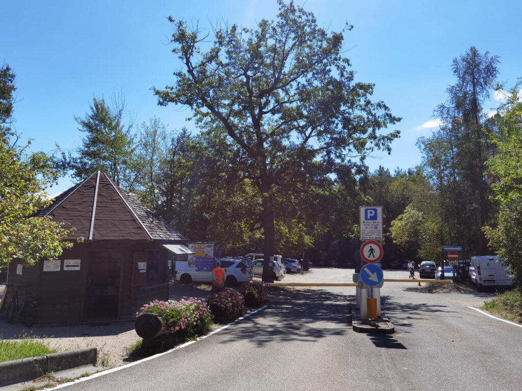 Montiggler See Parkplatz - durch die Schrankenanlage kommst du auf den kostenpflichtigen Parkplatz