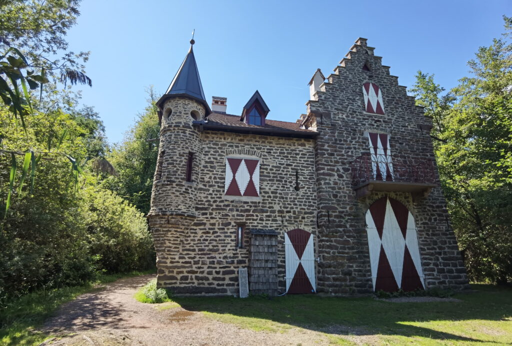 Das historische Schloss am Montiggler See