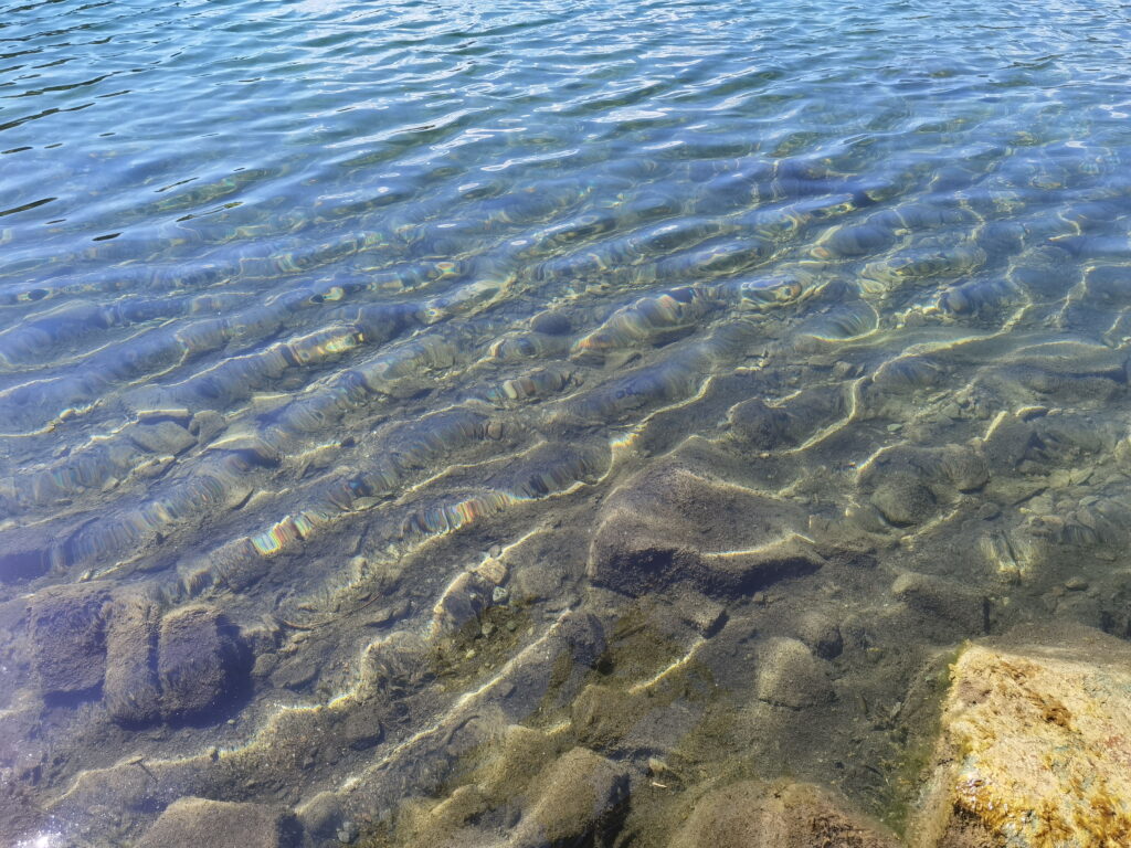 Das Wasser ist glasklar und warm - die Wassertemperatur liegt im Sommer bei 25 Grad