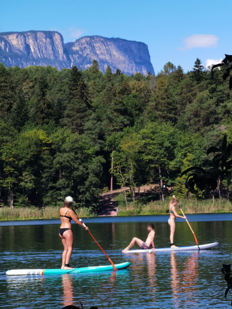 Kleiner Montiggler See im Sommer - mit dem SUP über´s Wasser