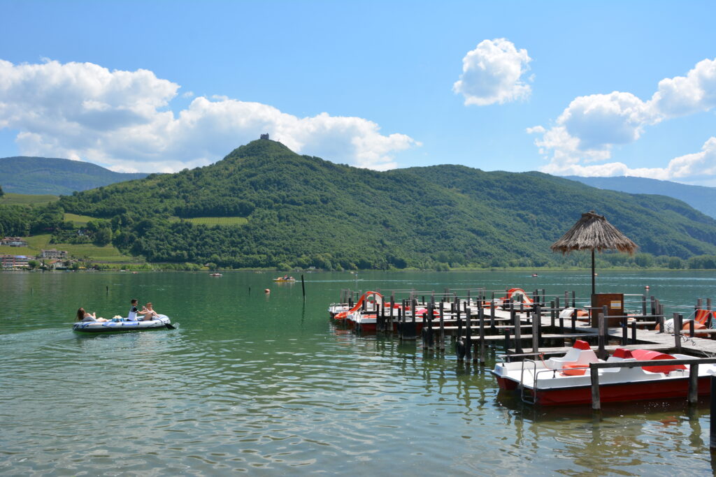 Hier kannst du im Kalterer See baden und Tretboote ausleihen