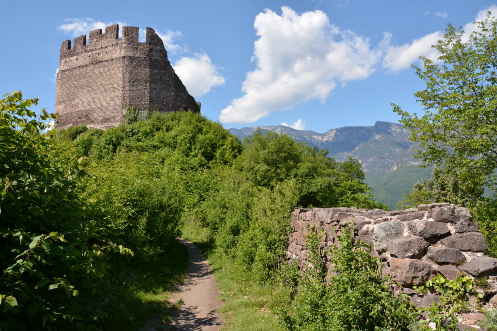 Die Leuchtenburg oberhalb vom Kalterer See