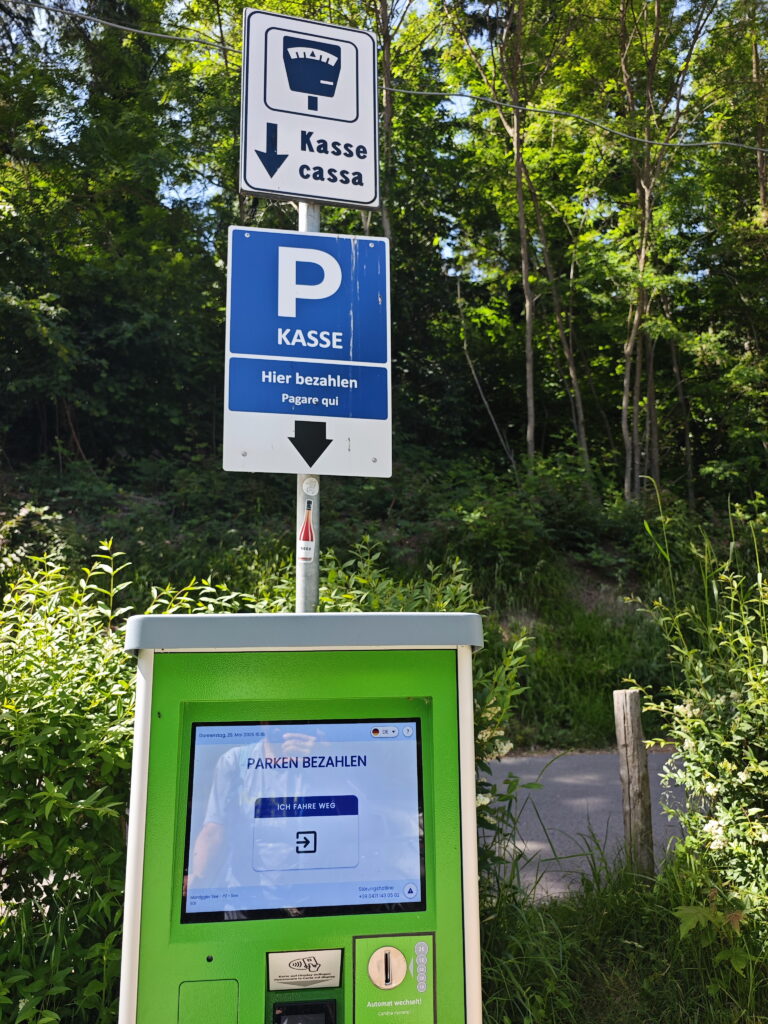 Parkplatz Montiggler See - am Automaten wird vor der Ausfahrt bezahlt